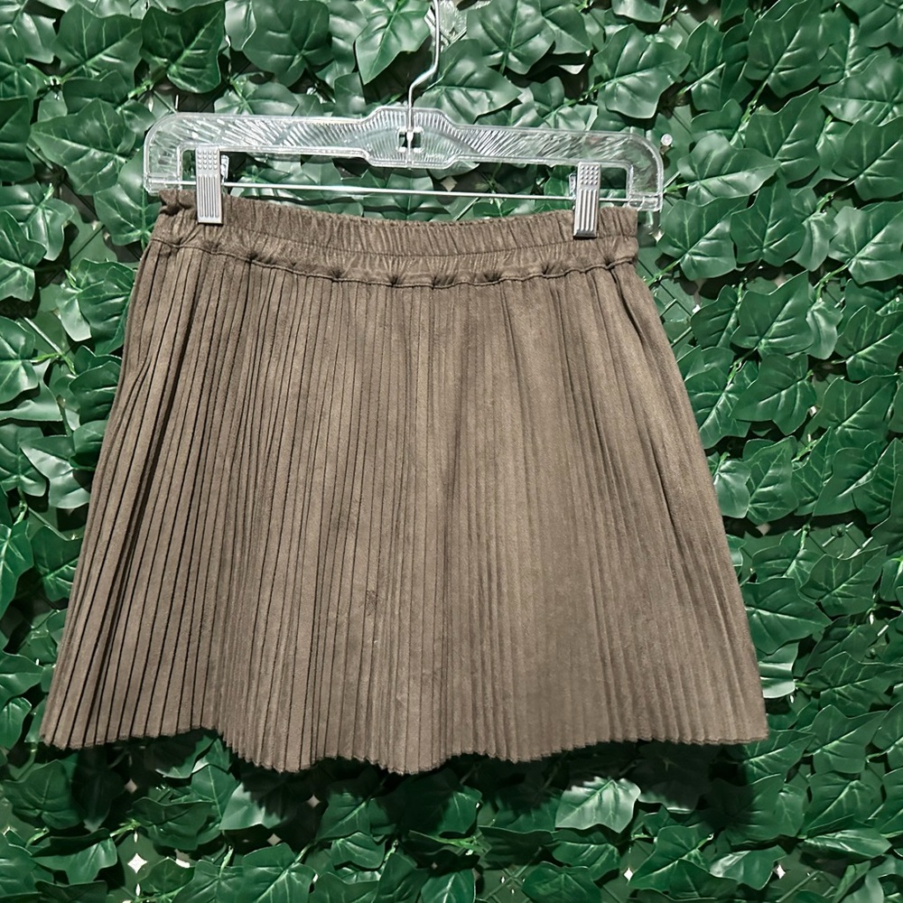 Army green pleated sqort - Picture 1 of 4